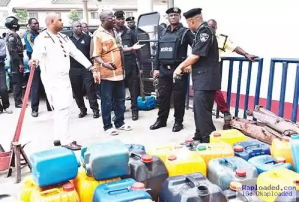 Fuel Crisis: How Angry Youths Assaulted a Policeman & Stole His Cap at a Filling Station in Lagos (Photos)